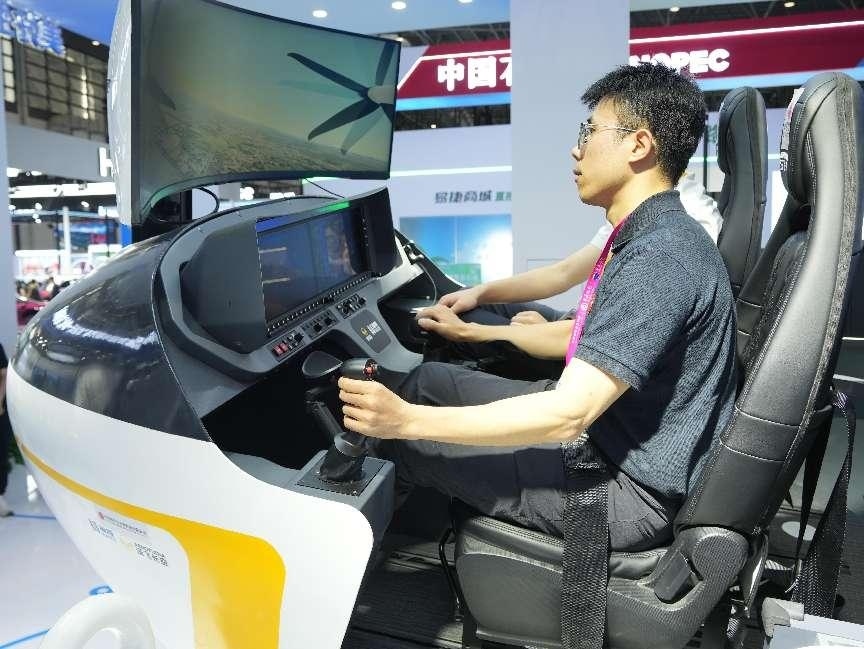 記者體驗低空經(jīng)濟的應(yīng)用消費場景。人民網(wǎng)記者 張力洋攝