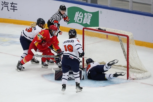 中國隊球員曲樂(左二)破門得分。圖片來源：中國冰球協(xié)會 此役中國隊首發(fā)陣容是詹佳慧、于柏巍、孔明會、趙啟男、曲樂、方新。比賽進行至2分43秒，荷蘭隊率先取得進球，1:0領先。失球后的中國隊打得更加積極主動，多次獲得射門機會，但可惜沒有破門得分。 第二節(jié)39分34秒，中國隊曲樂在王佳欣和孔明會的助攻下破門，將比分扳平，這也是中國隊在本屆賽事中取得的首個進球。 末節(jié)43分42秒，荷蘭隊球員勾人犯規(guī)，被判罰任意球。中國隊張夢瑩執(zhí)行并打進，2:1反超比分。最后階段，荷蘭隊撤下守門員，場上6人進攻但未能進球。最終，中國隊以2:1逆轉戰(zhàn)勝對手，取得本屆世錦賽首場勝利。 在昨日進行的另外兩場比賽中，奧地利隊3:2力克斯洛伐克隊，法國隊2:1戰(zhàn)勝丹麥隊。三輪比賽過后，奧地利隊三戰(zhàn)全勝領跑積分榜，斯洛伐克隊和法國隊2勝1負分列二、三位，丹麥隊和中國隊1勝2負排在四至五位，荷蘭隊三戰(zhàn)皆負積分墊底。