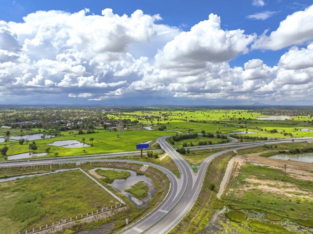 2024年9月25日在柬埔寨磅士卑省拍攝的金港高速公路（無(wú)人機(jī)照片）。連接柬埔寨首都金邊和最大深水海港西哈努克港的金港高速公路，是中柬共建“一帶一路”標(biāo)志性項(xiàng)目。