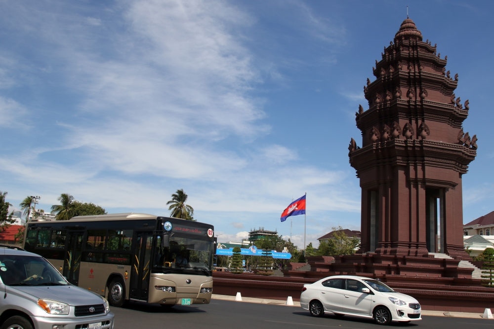 2018年1月5日，在柬埔寨金邊，一輛中國(guó)援助的“宇通”公交車經(jīng)過(guò)獨(dú)立紀(jì)念碑。