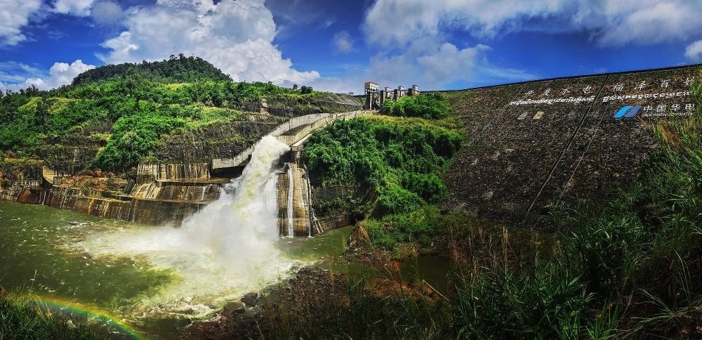 2018年6月22日在柬埔寨戈公省拍攝的中國(guó)援柬額勒賽水電站上大壩。