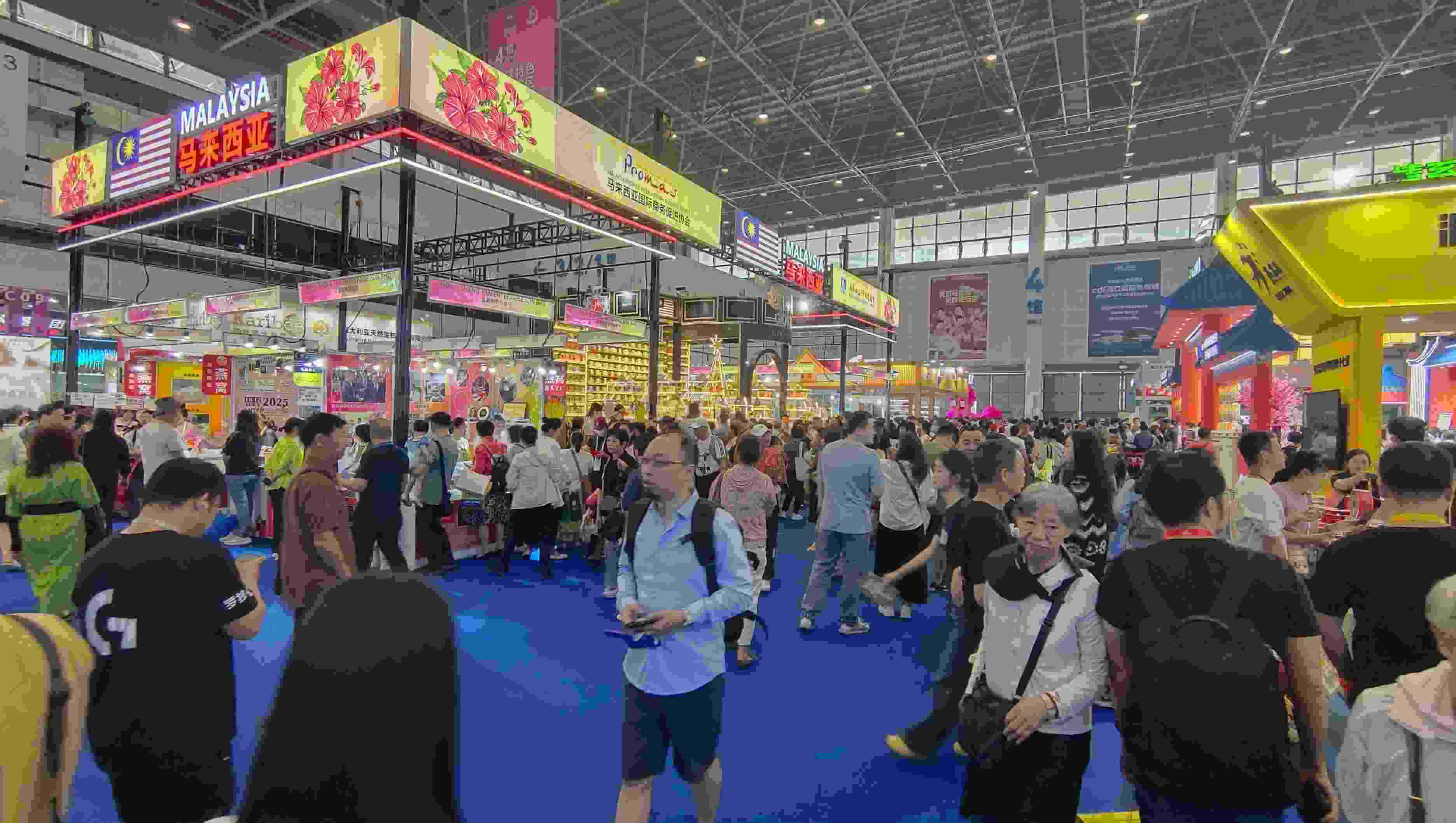 消博會(huì)迎來公眾開放日，眾多市民、客商來到展館參觀、購物。人民網(wǎng)記者 李彤?dāng)z