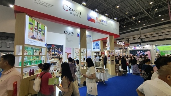 觀展者在各國展臺(tái)采購、咨詢。人民網(wǎng)記者 李彤?dāng)z