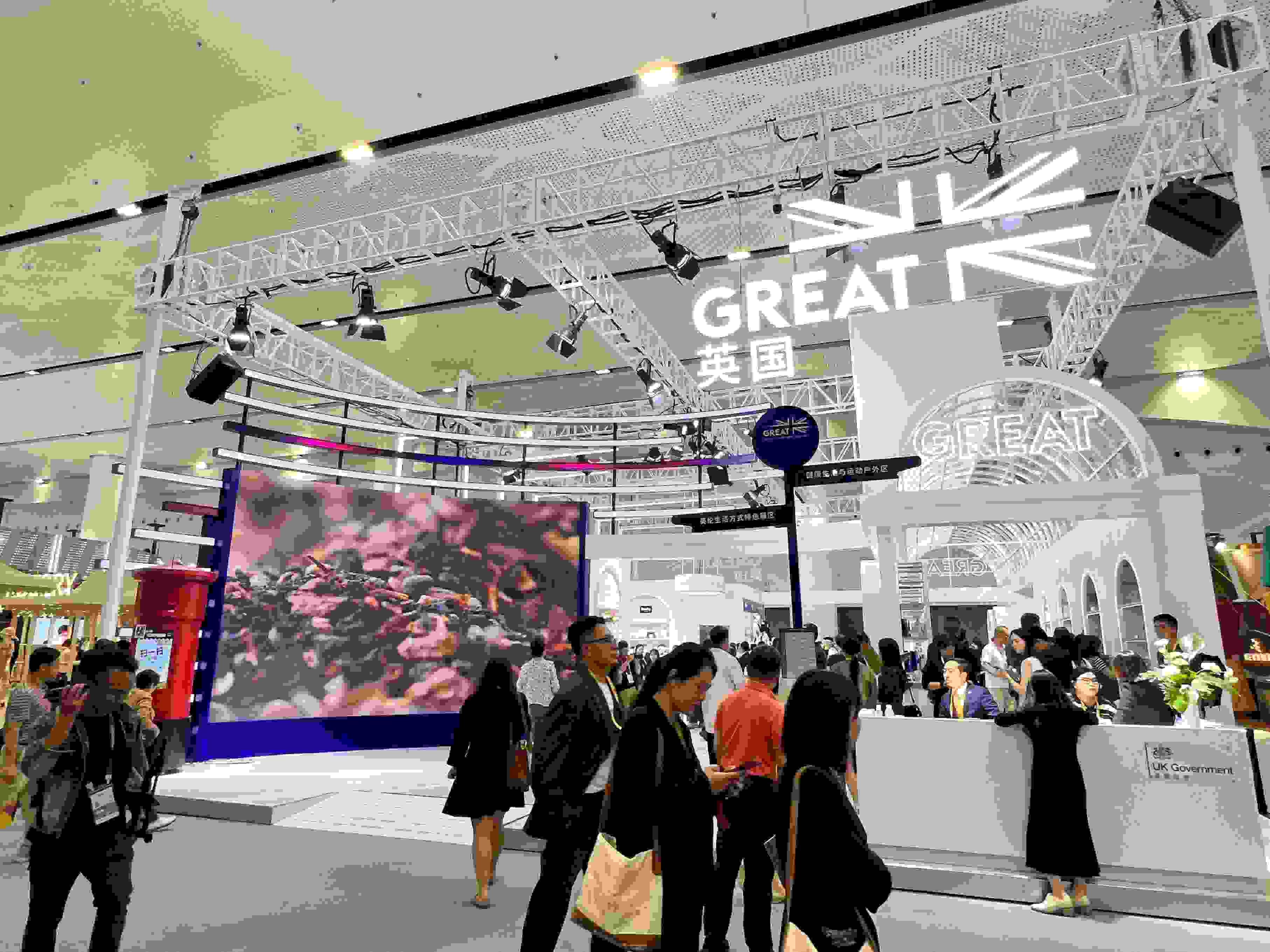 在消博會(huì)上，主賓國英國國家館開館。人民網(wǎng)記者 趙瞳攝