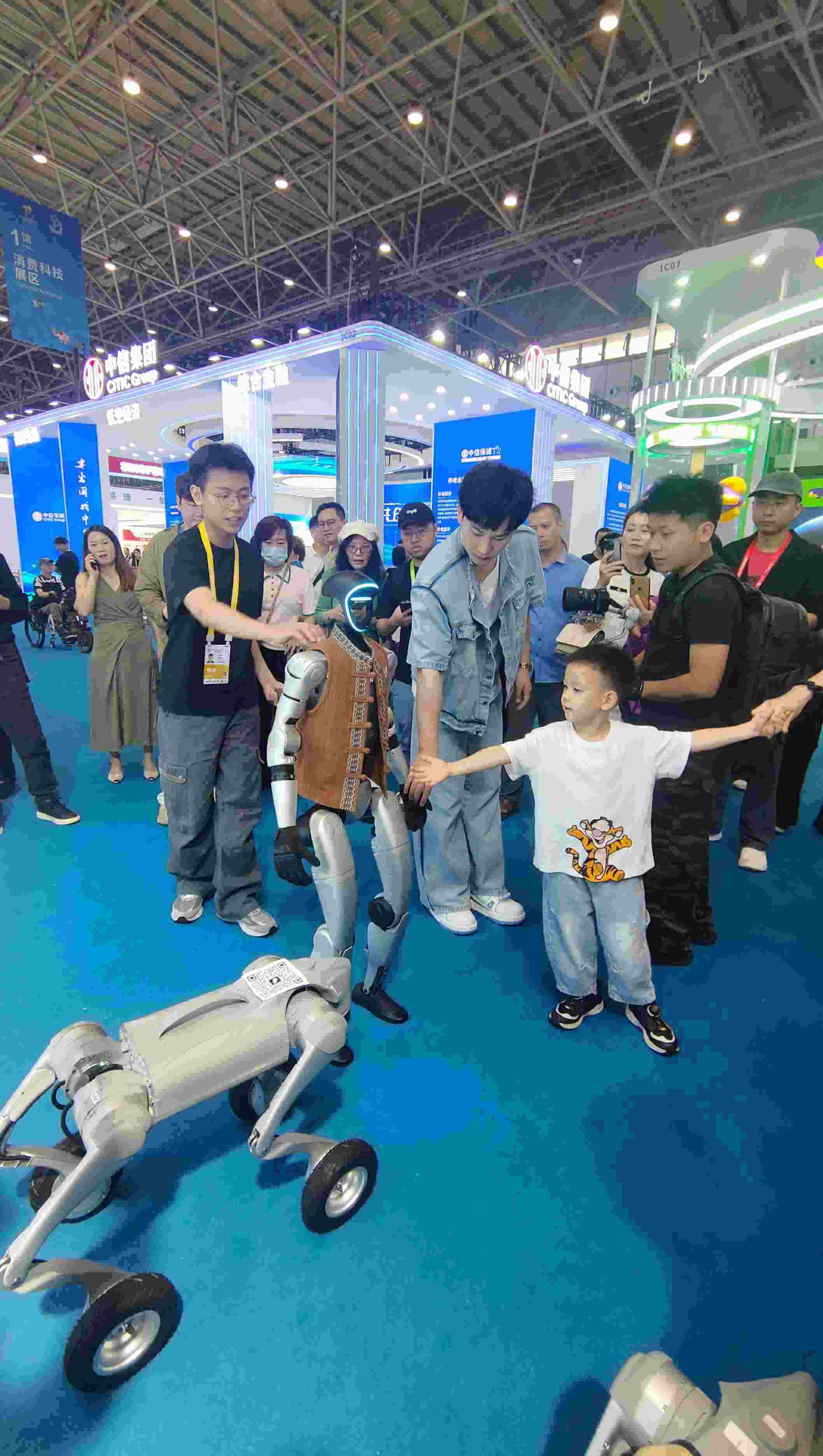 消博會(huì)現(xiàn)場，機(jī)器人等科技消費(fèi)產(chǎn)品吸引觀展者駐足。人民網(wǎng)記者 李彤?dāng)z