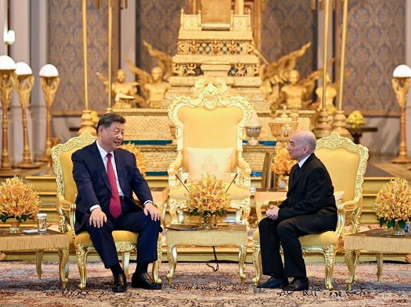 4月17日，柬埔寨國(guó)王西哈莫尼同習(xí)近平主席在金邊王宮舉行會(huì)見。