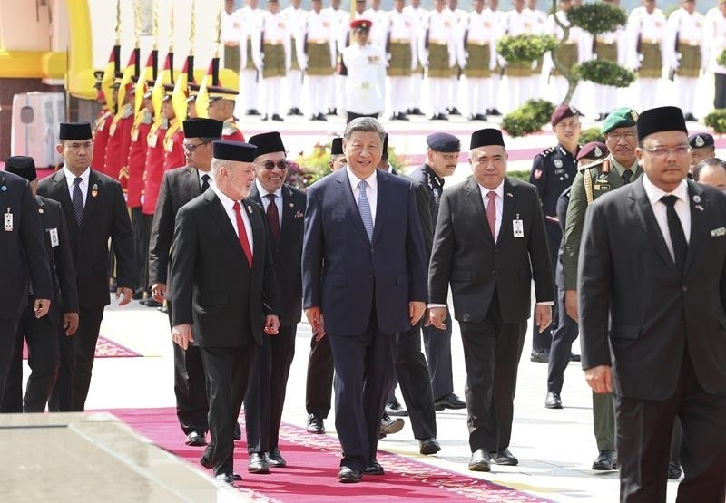 4月16日，馬來(lái)西亞最高元首易卜拉欣在馬來(lái)西亞國(guó)家王宮廣場(chǎng)為習(xí)近平主席舉行隆重歡迎儀式。