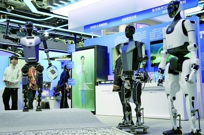 3月27日，在中關(guān)村展示中心常設(shè)展上，人形機(jī)器人“天工”向參觀者招手示意。新華社記者 鞠煥宗攝