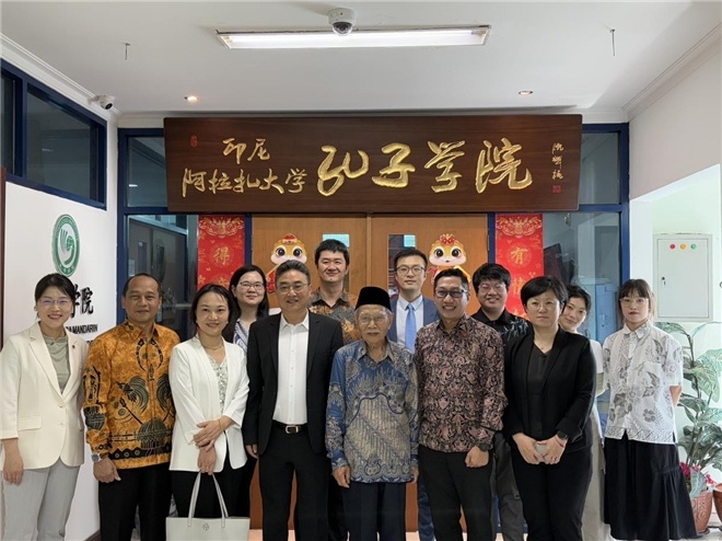 中國—東盟中心代表團(tuán)訪問阿拉扎大學(xué)孔子學(xué)院?；顒又鬓k方供圖