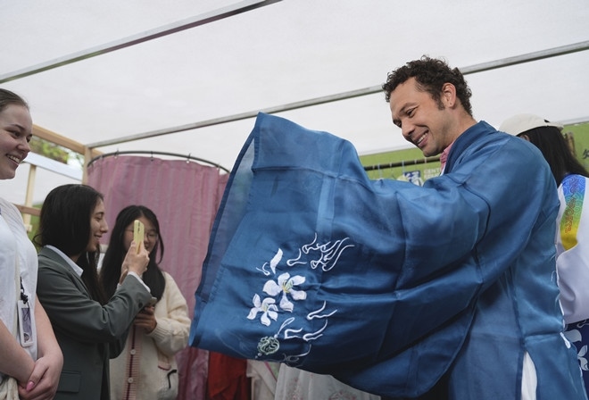 外國青年試穿漢服。中外語言交流合作中心供圖