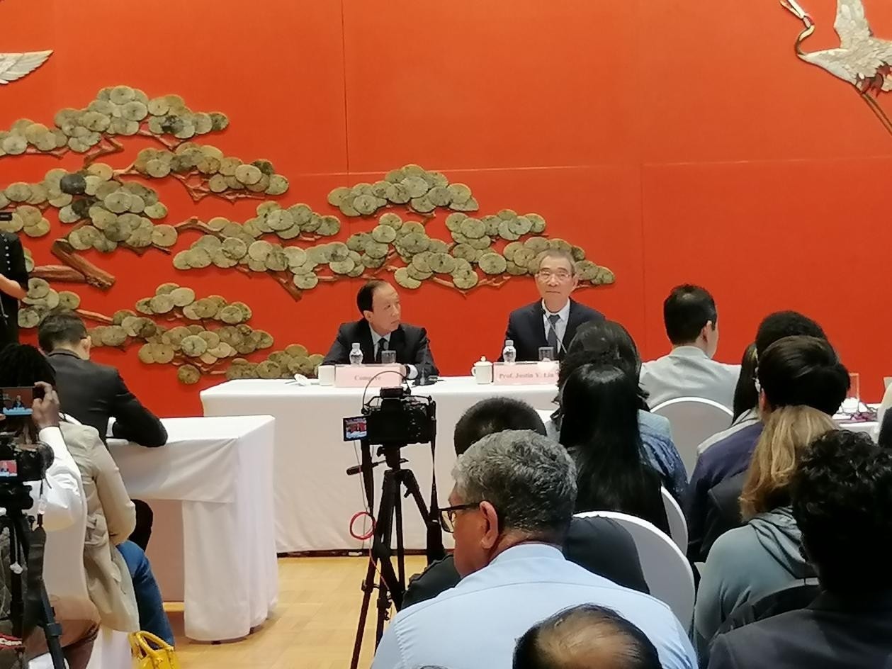 圖為21日舉行的“臨甲7號(hào)沙龍”，林毅夫（右一）在回答中外媒體記者的提問。 人民網(wǎng)記者 李瀟攝