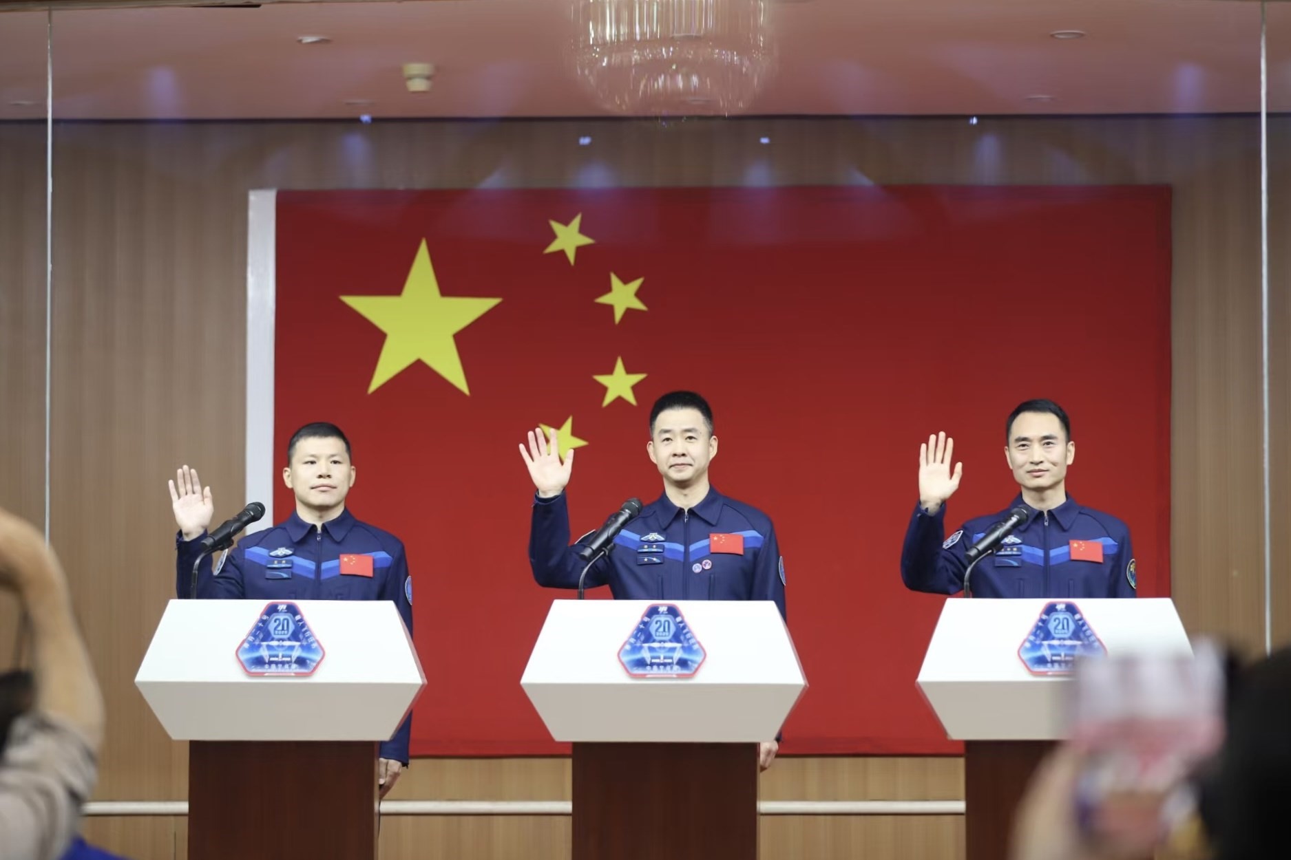 4月23日，神舟二十號航天員乘組在酒泉衛(wèi)星發(fā)射中心問天閣與中外媒體記者集體見面。人民網(wǎng)記者 黃帆攝