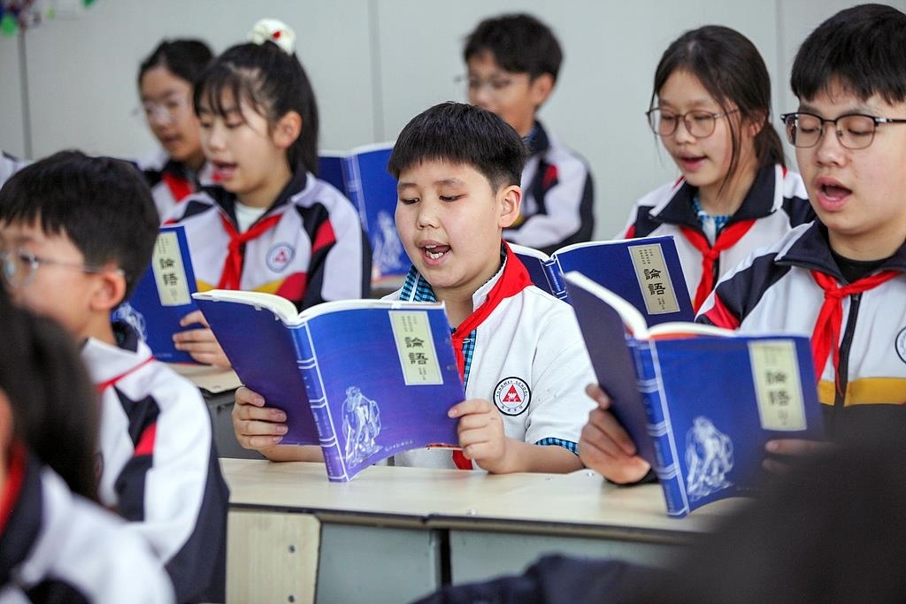 △2025年4月21日，河南焦作，學生們在誦讀《論語》。