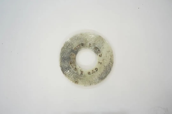 武王墩一號(hào)墓出土的鏤孔玉璧。全國(guó)十大考古新發(fā)現(xiàn)活動(dòng)辦公室供圖