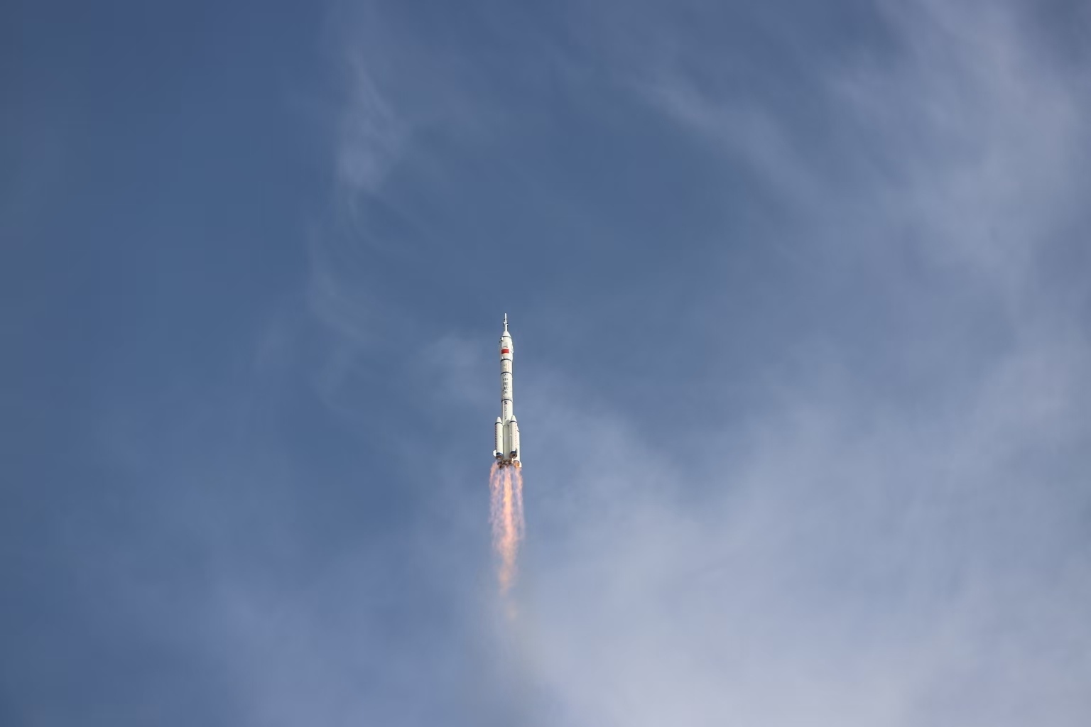 長征二號F遙二十運載火箭點火發(fā)射。人民網(wǎng)記者 黃帆攝