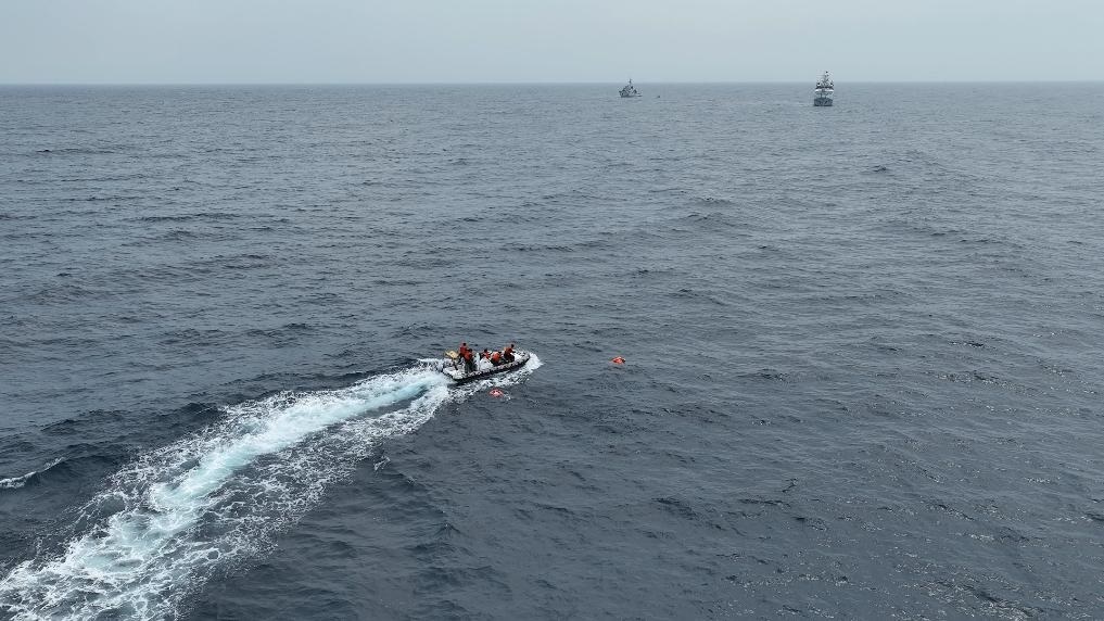 4月23日，中越海警開(kāi)展海上聯(lián)合搜救演練，模擬營(yíng)救落水人員。（中國(guó)海警供圖）