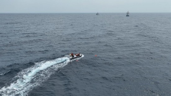 4月23日，中越海警開(kāi)展海上聯(lián)合搜救演練，模擬營(yíng)救落水人員。（中國(guó)海警供圖）