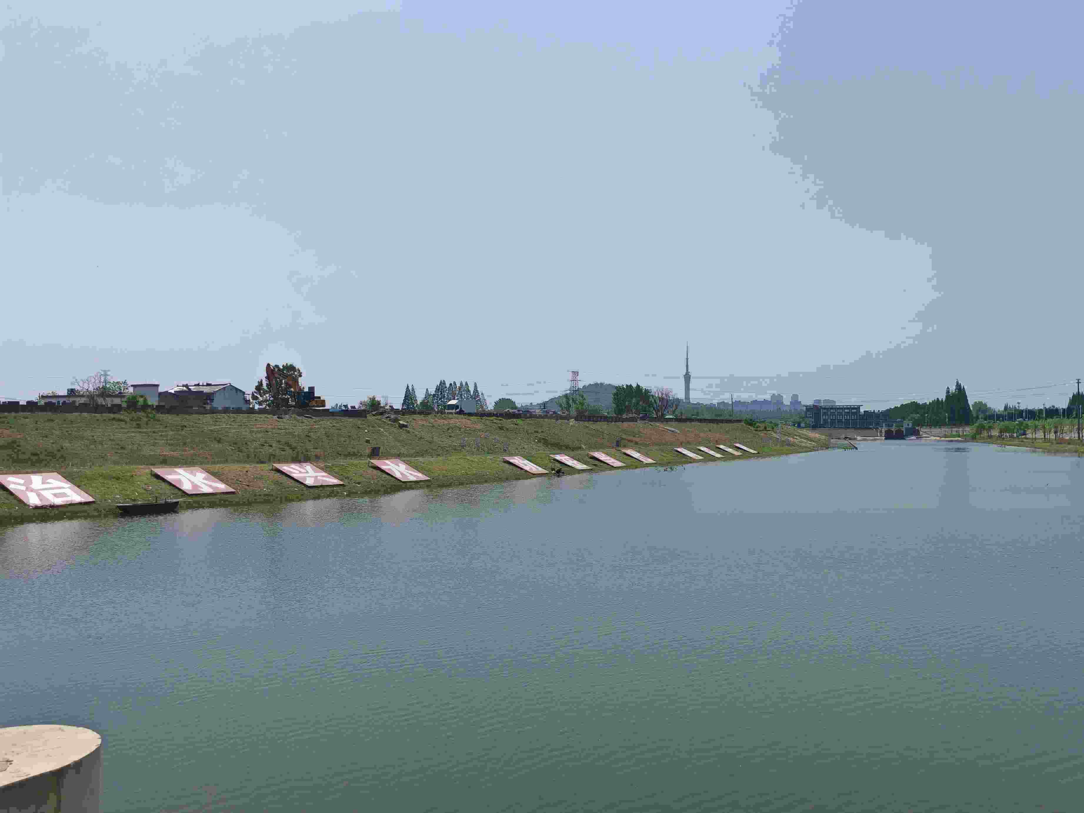 在龍子湖樞紐上眺望靚麗的淮河美景。人民網(wǎng)記者 王子鋒攝