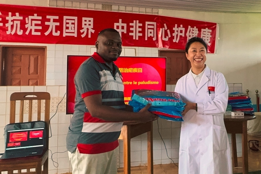 【3】贈(zèng)送抗瘧物資。中國（山西）第24批援喀麥隆姆巴爾馬尤醫(yī)療隊(duì) 供圖