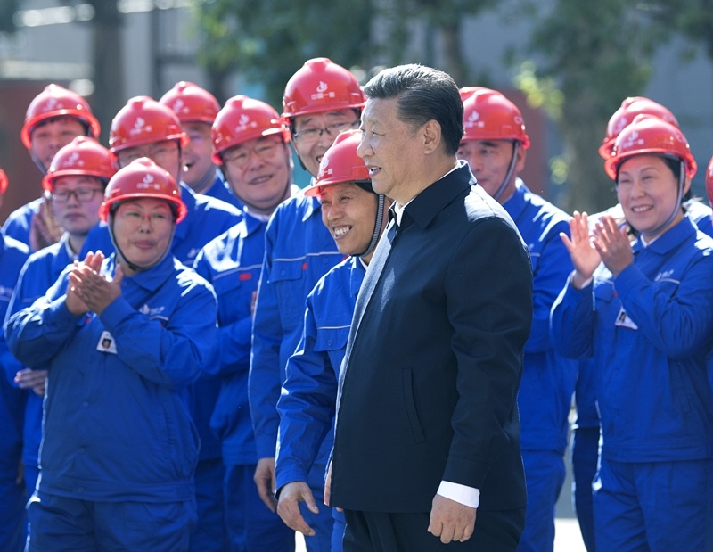 2018年9月26日，在中國一重集團，習(xí)近平總書記走到工人中間，同大家親切交流。