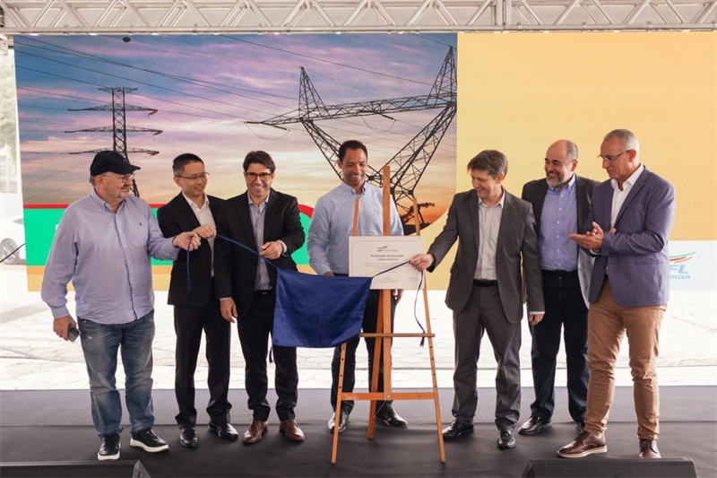 CPFL公司執(zhí)行副總裁弗拉維奧·恩里克·里貝羅（中）、CPFL輸電公司總裁李甫（左二）、南里奧格蘭德州州議員阿洛伊西奧·克拉斯曼（左一）、州長代表豪爾赫·波佐邦（右一）等出席投運儀式。 中國國家電網巴西電力CPFL公司供圖
