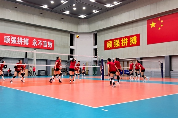 4月28日，中國(guó)女排在主教練趙勇的帶領(lǐng)下進(jìn)行訓(xùn)練。人民網(wǎng)記者 胡雪蓉?cái)z