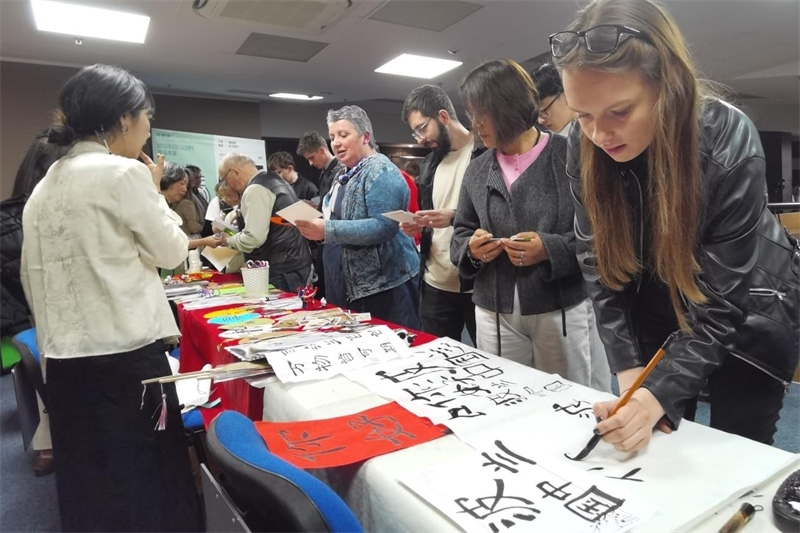 現場來賓體驗中國傳統(tǒng)文化。中國駐波蘭大使館供圖。