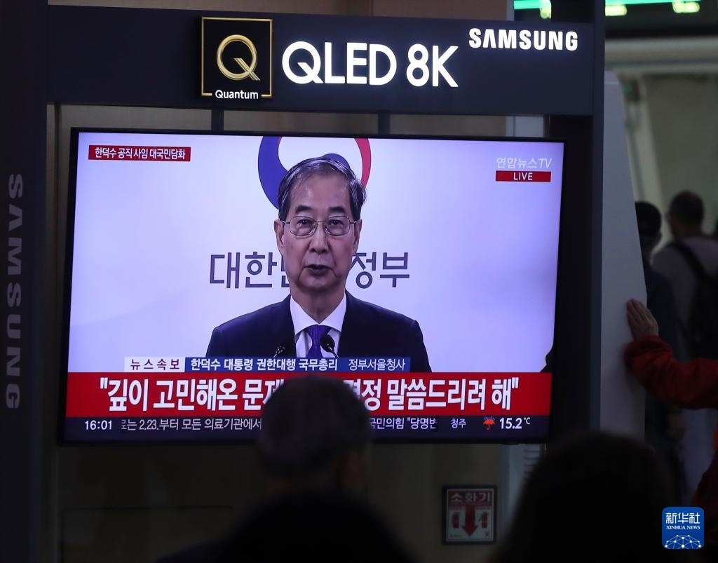 5月1日，在韓國(guó)首爾火車站，民眾觀看韓德洙辭職的新聞。新華社記者 姚琪琳 攝