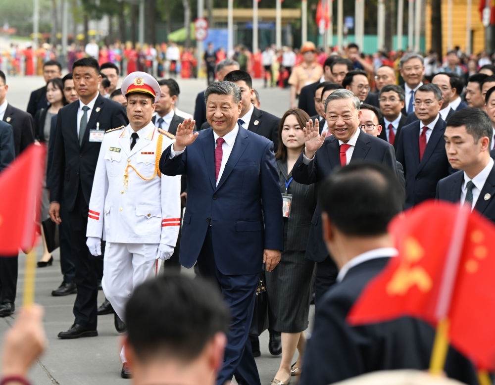4月14日，中共中央總書記、國家主席習近平抵達河內對越南進行國事訪問。當日下午，越共中央總書記蘇林為習近平舉行隆重歡迎儀式。這是歡迎儀式后，習近平和蘇林一同步行前往越共中央駐地舉行會談時，向歡迎人群揮手致意。新華社記者 張領 攝