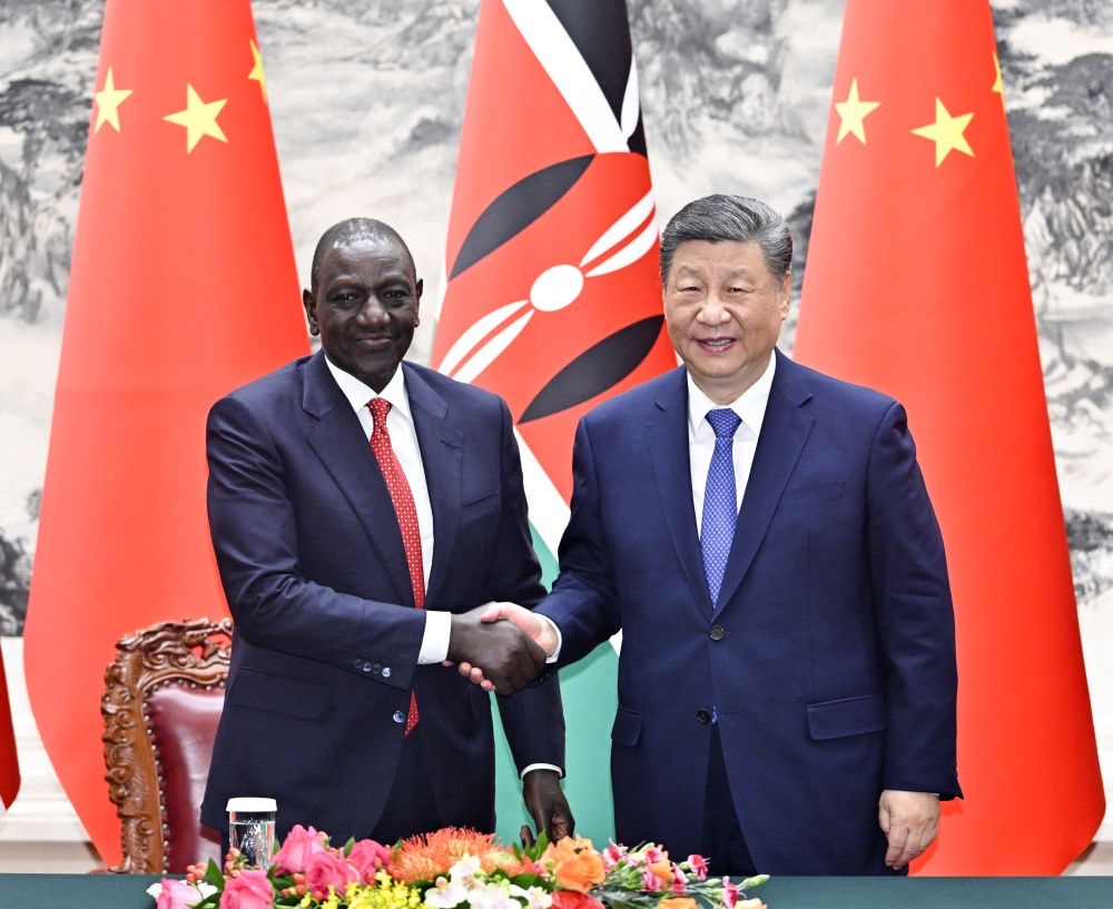 4月24日上午，國家主席習近平在北京人民大會堂同來華進行國事訪問的肯尼亞總統(tǒng)魯托舉行會談。這是習近平同魯托握手。新華社記者 岳月偉 攝