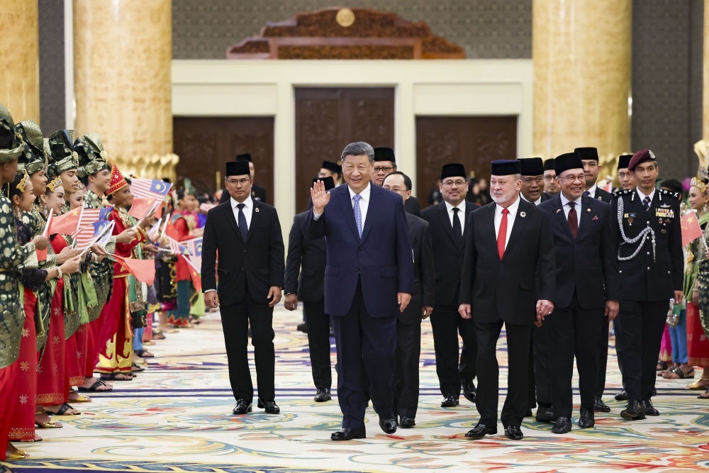 4月16日上午，馬來西亞最高元首易卜拉欣在馬來西亞國家王宮同中國國家主席習近平舉行會見。會見后，習近平出席易卜拉欣舉行的歡迎宴會。這是習近平向歡迎人群揮手致意。新華社記者 黃敬文 攝