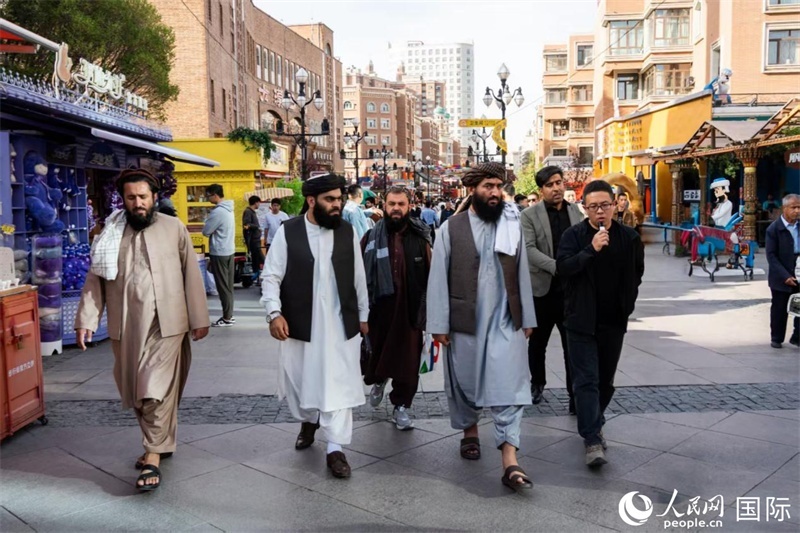 代表團(tuán)在新疆國(guó)際大巴扎參觀。人民網(wǎng)記者 章凱風(fēng)攝