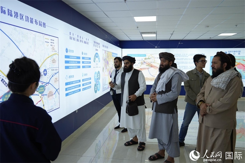 代表團(tuán)在烏魯木齊國(guó)際陸港區(qū)參觀。人民網(wǎng)記者 章凱風(fēng)攝