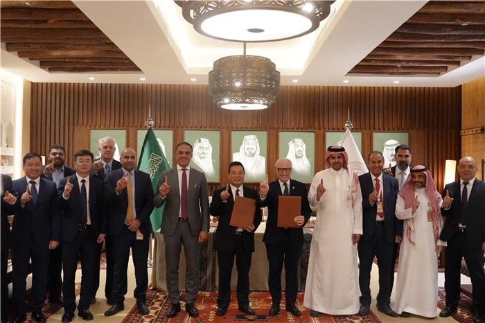 簽約合影。中國(guó)鐵建供圖