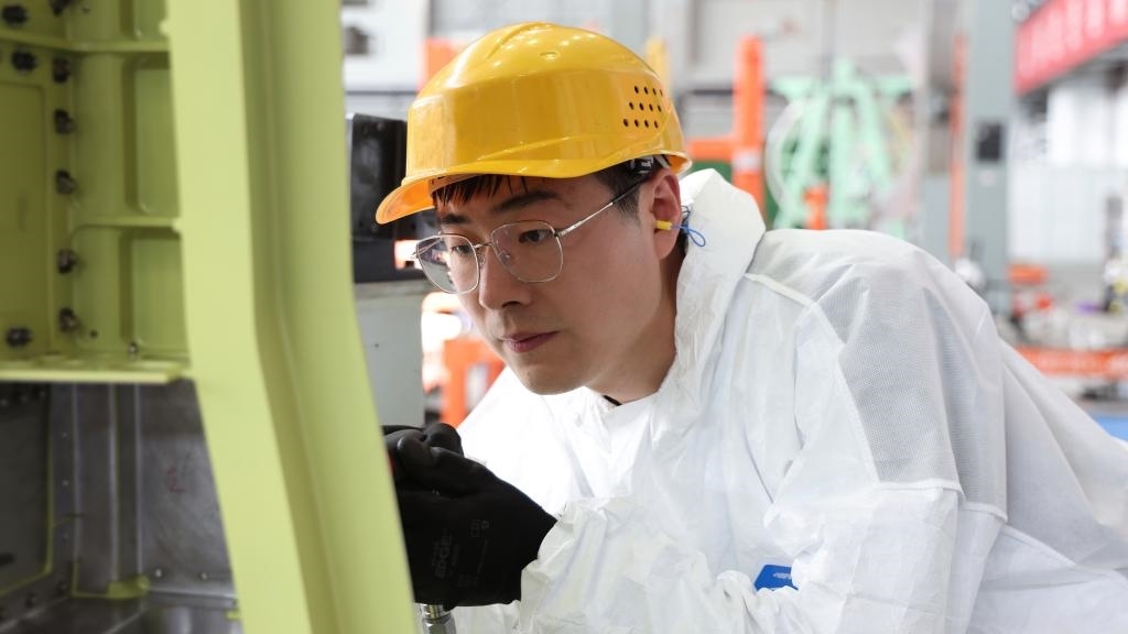 在中國航空工業(yè)集團(tuán)成飛車間內(nèi)，飛機(jī)鉚裝鉗工首席操作技師馮攀龍正在工作。（新華社發(fā)）