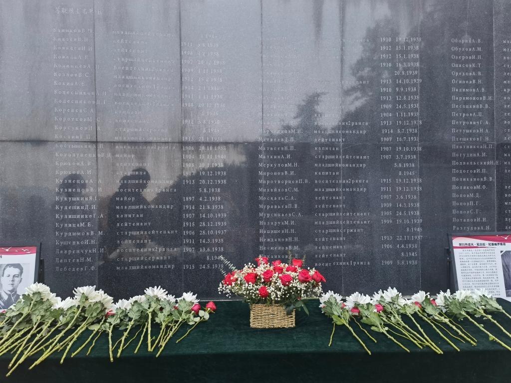 在南京抗日航空烈士紀(jì)念館鐫刻有蘇聯(lián)籍抗日航空英烈名錄的紀(jì)念碑前，擺放著人們獻(xiàn)上的鮮花（2024年11月22日攝）。新華社記者 邱冰清 攝