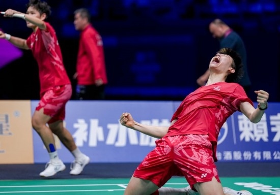 5月3日，中國(guó)隊(duì)組合馮彥哲（右）/黃東萍在半決賽混雙比賽后慶祝。新華社記者 孫非 攝