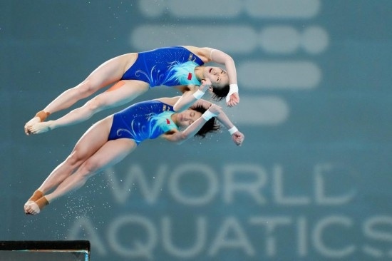 5月2日，陳芋汐（上）/全紅嬋在比賽中。新華社記者 鞠煥宗 攝