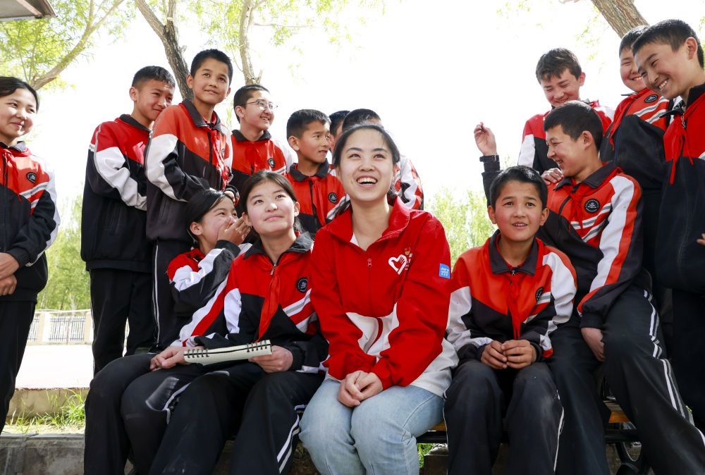 4月23日，在新疆克州阿圖什市哈拉峻鄉(xiāng)謝依特小學(xué)，支教教師高淑賢和學(xué)生們在一起。