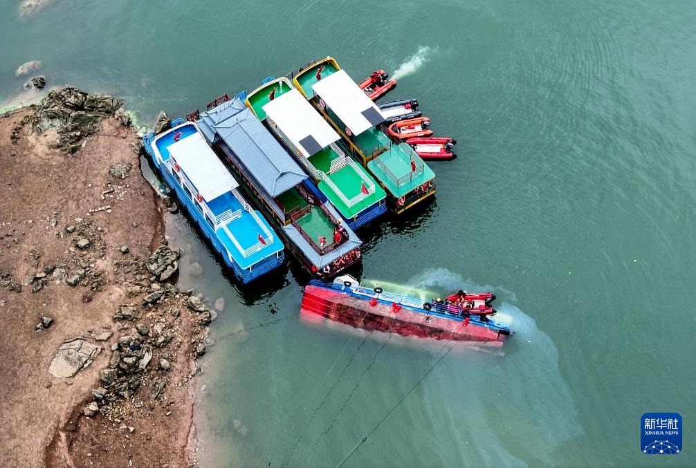5月5日，救援人員在對(duì)傾覆船只進(jìn)行搜救（無(wú)人機(jī)照片）。新華社記者 劉續(xù) 攝