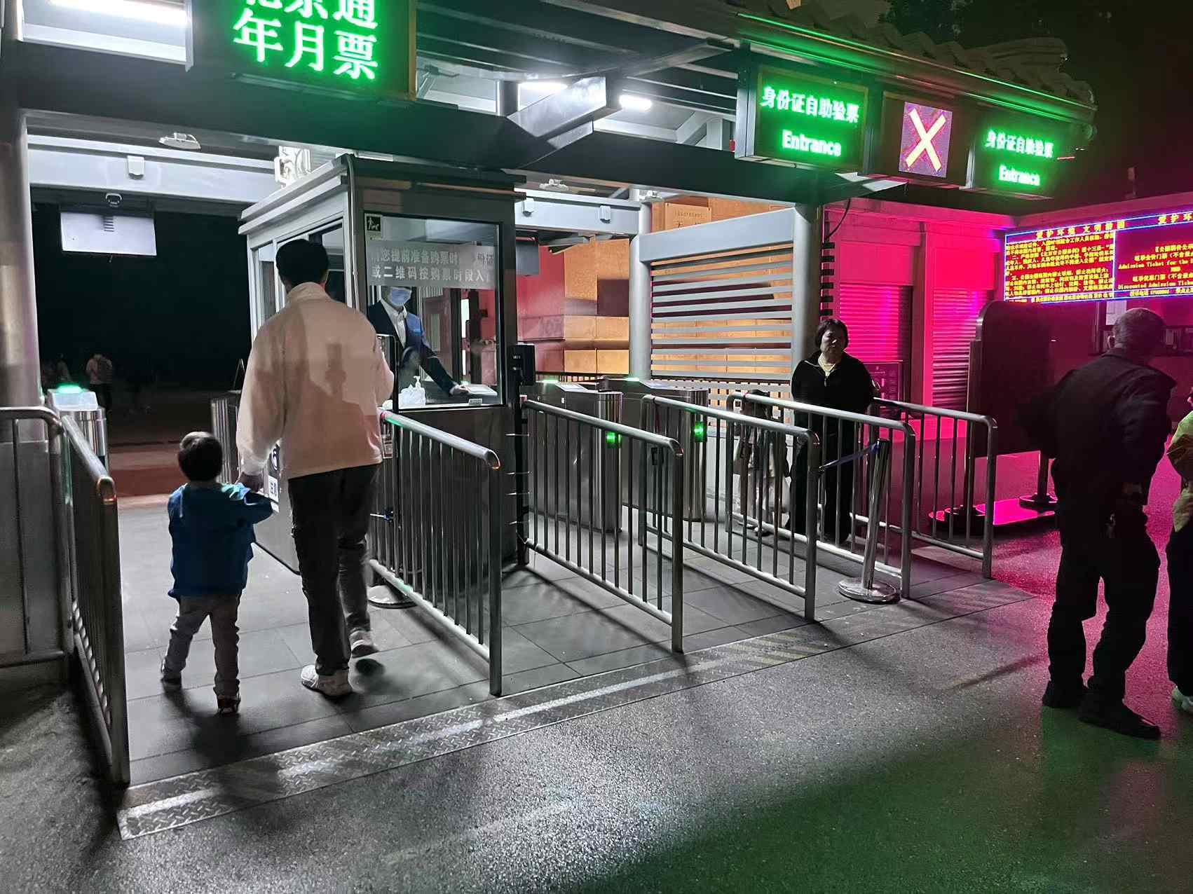 北京天壇公園延長開放時間，游客進(jìn)入游覽。人民網(wǎng)記者 李楠樺攝