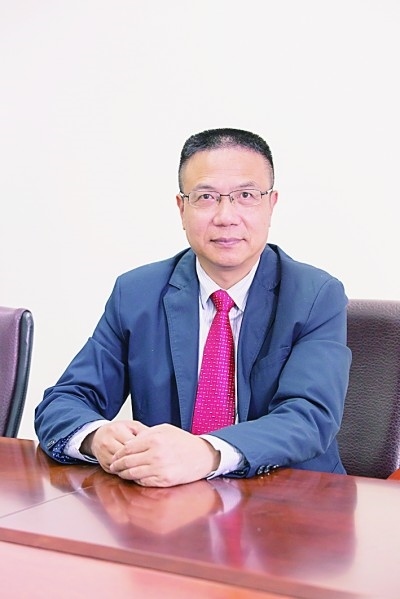 徐飛 教授、博士生導(dǎo)師。歷任上海交通大學(xué)副校長、西南交通大學(xué)校長、上海財經(jīng)大學(xué)常務(wù)副校長，現(xiàn)任福耀科技大學(xué)常務(wù)副校長。國務(wù)院政府特殊津貼專家。先后兼任中國鐵道學(xué)會副理事長，中國管理學(xué)會組織與戰(zhàn)略專業(yè)委員會副主任，教育部高等學(xué)校創(chuàng)新創(chuàng)業(yè)教育指導(dǎo)委員會副主任，中國高等教育學(xué)會創(chuàng)新創(chuàng)業(yè)教育分會理事長，中國高質(zhì)量MBA教育認(rèn)證（CAMEA）工作委員會副主任，中國職業(yè)技術(shù)教育學(xué)會副會長等。主要研究領(lǐng)域為戰(zhàn)略管理、競爭戰(zhàn)略與博弈論、創(chuàng)新創(chuàng)業(yè)、跨文化戰(zhàn)略領(lǐng)導(dǎo)力等。出版著作20余部。