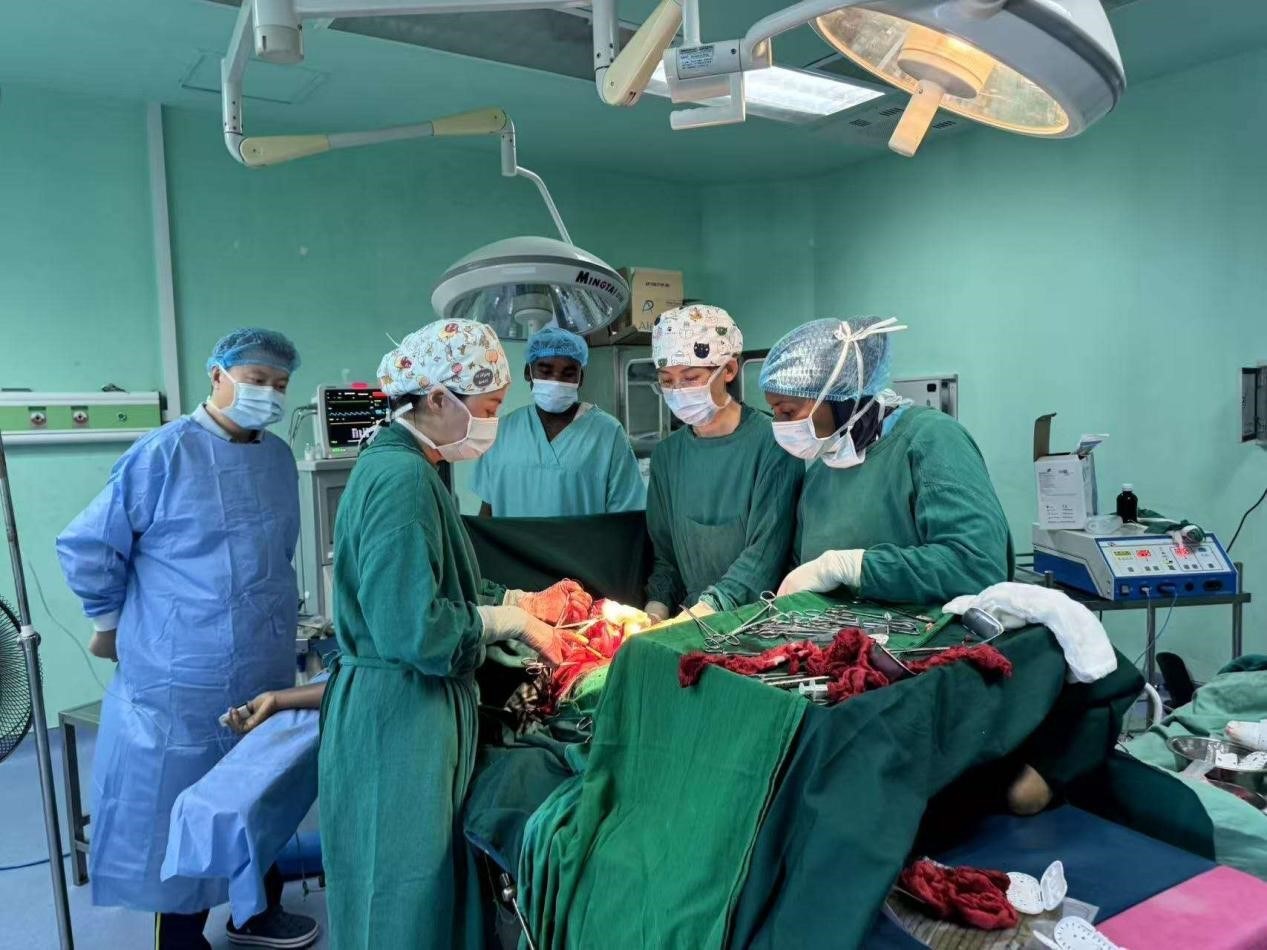 中國醫(yī)療隊(duì)專家與當(dāng)?shù)蒯t(yī)生協(xié)同手術(shù)。中國援桑醫(yī)療隊(duì)供圖