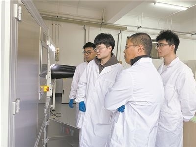 圖為安工大材料科學(xué)與工程學(xué)院碩士研究生余威（右一）在實(shí)驗(yàn)室開展研究。安工大供圖