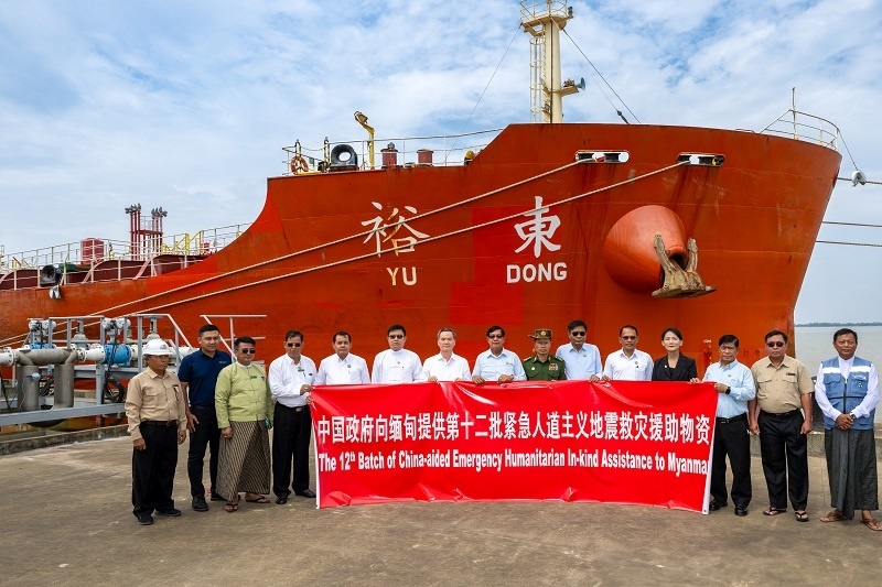 中國(guó)駐緬大使館歐陽(yáng)道冰參贊、仰光省首席部長(zhǎng)梭登及緬有關(guān)部門官員出席交接儀式。人民網(wǎng)記者 謝佳君攝