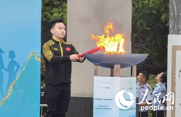 在活動開幕式上，馮喆點燃火炬。人民網(wǎng)記者 楊磊攝