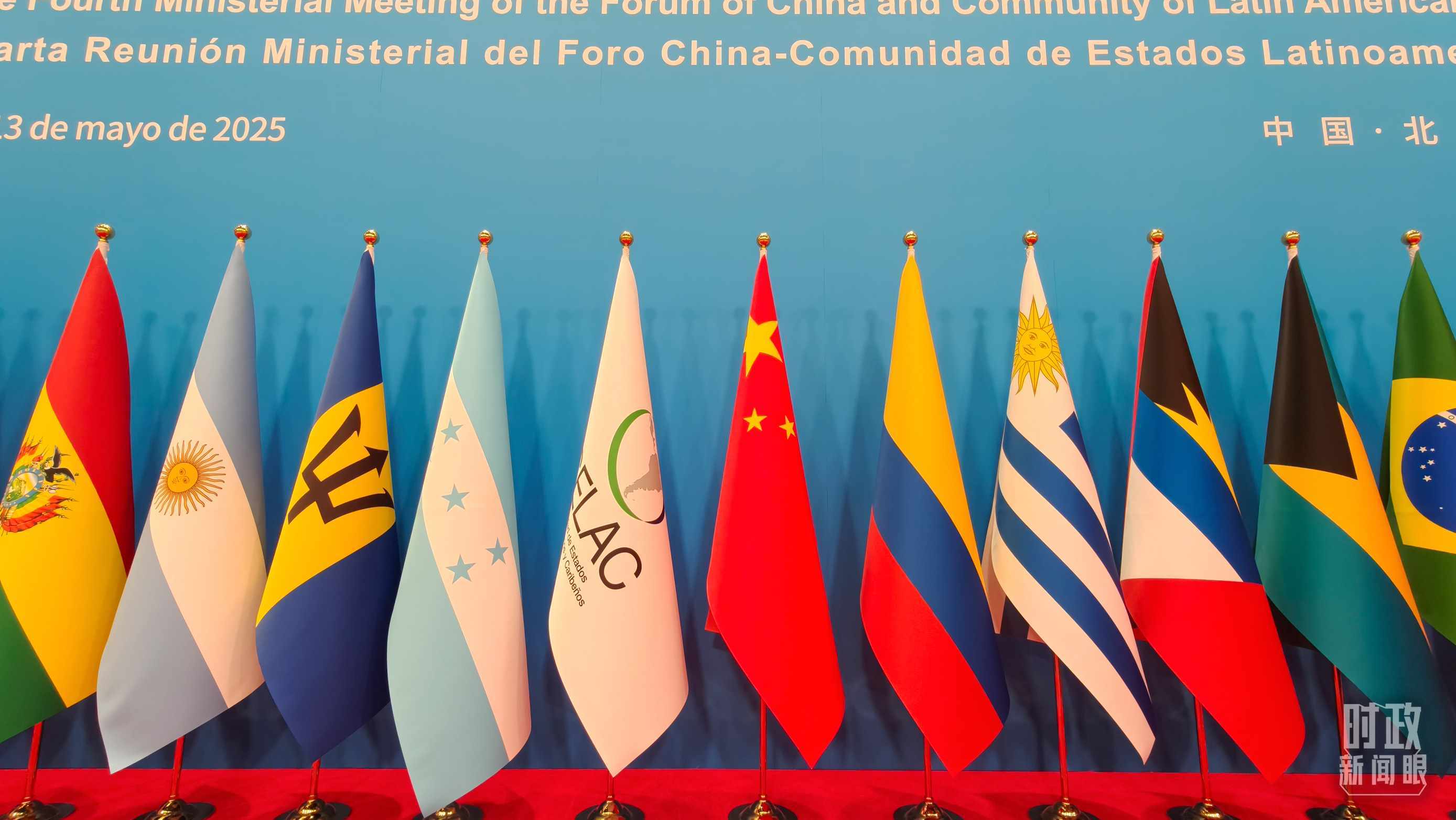 開幕式現(xiàn)場的旗陣。（總臺(tái)央視記者陸泓宇拍攝）