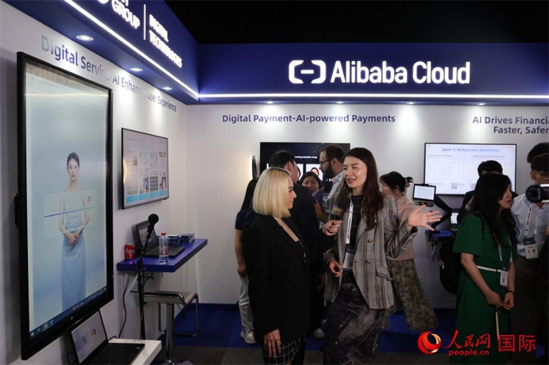 當(dāng)?shù)孛襟w在2025迪拜金融科技峰會的一家中資企業(yè)展廳采訪，張志文攝