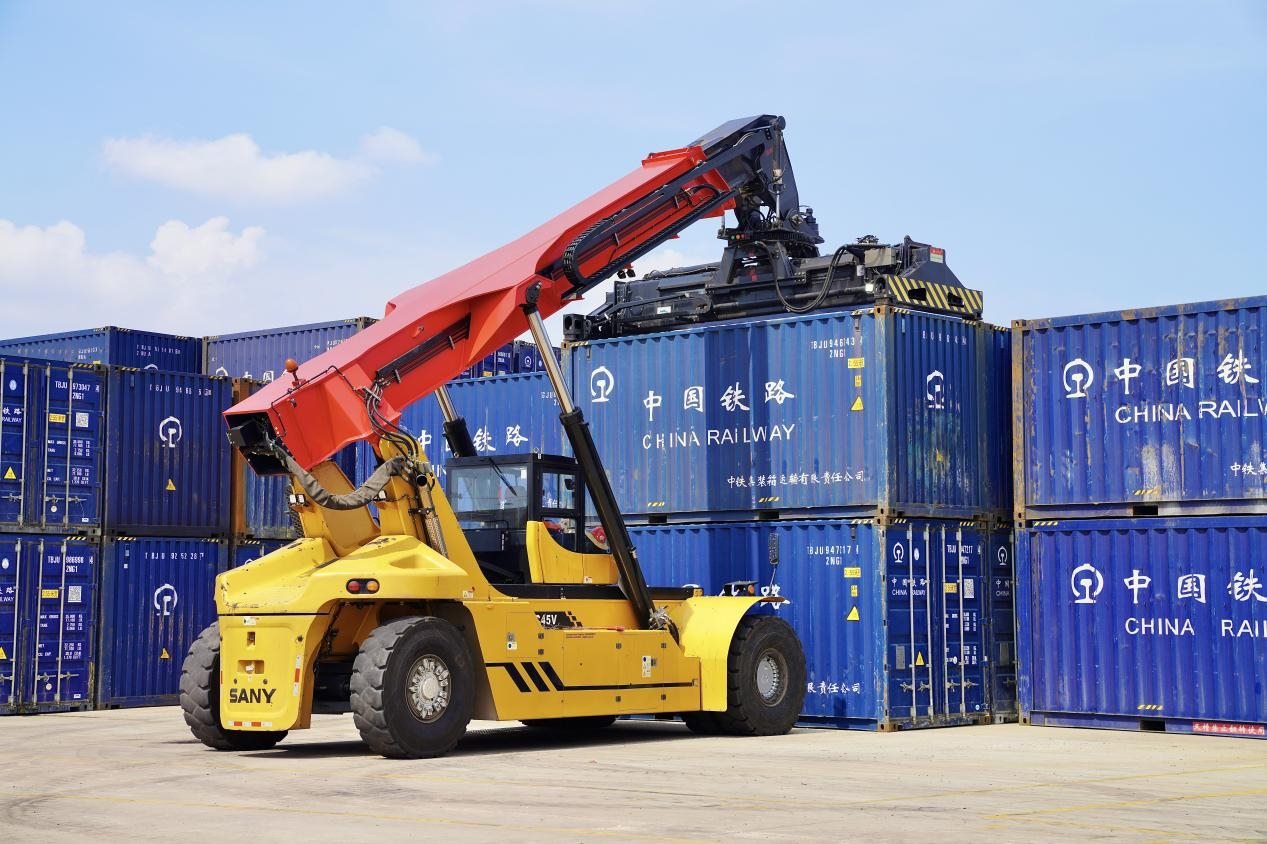 在中老鐵路萬(wàn)象南鐵路貨運(yùn)口岸站，起重機(jī)正在吊裝集裝箱。劉瑩嘉攝