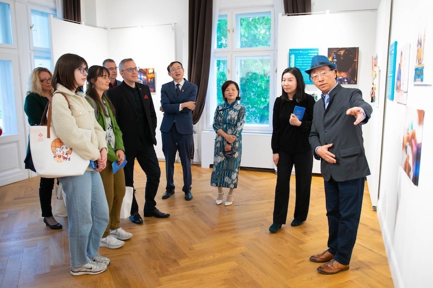 藝術家李守白現場導覽。圖片由布達佩斯中國文化中心供圖